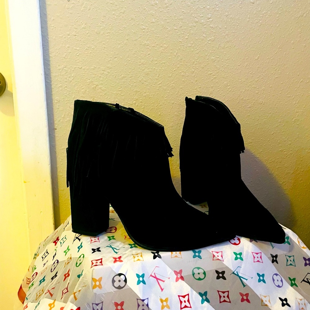 Kenneth Cole Suede boots w/shingles worn once.